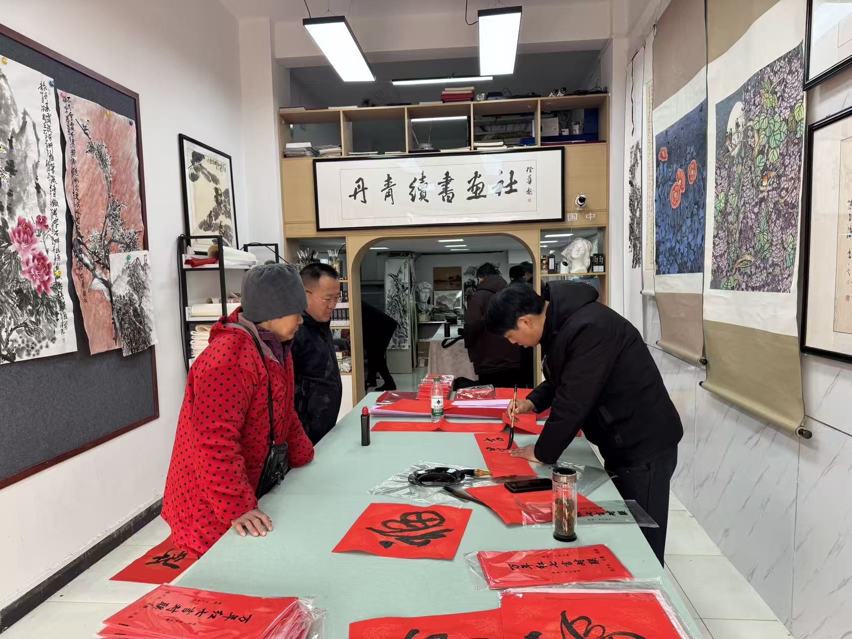 墨香迎新春 福韵润童心 宿州王永续书画艺术工作室惠民送春联暖民心